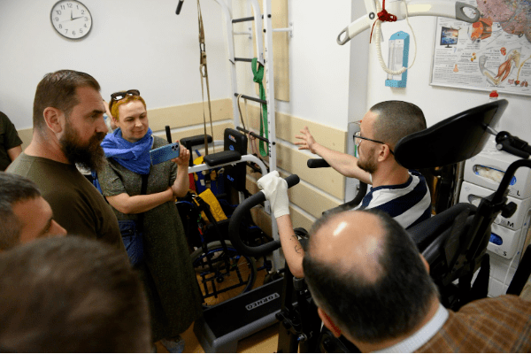 Щоб лікувати нейротравми захисників, на Київщині відкрили "Школу фізичних терапевтів": як працює рішення