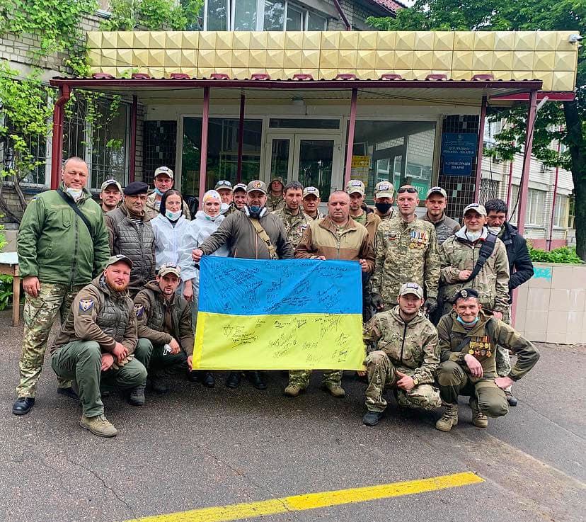 Дві години оплесків з музичним живим супроводом на синій карантинній зоні в останній день та останні години роботи медичного містечка, сяйво бойових нагород, військове шикування шеренг, гімн України, посмішки!